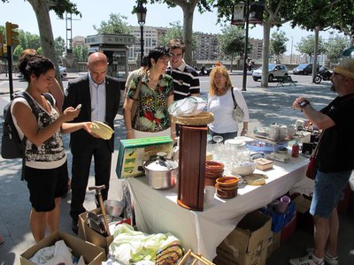 Foto 3. S'han instal·lat 45 parades de particulars, amb productes com roba, complements, articles de la llar, etc..