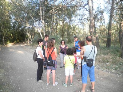 Foto 2. Ahir també es va fer una visita guiada al bosc de ribera de la Mitjana, que va permetre conèixer la importància dels boscos al planeta i ente….