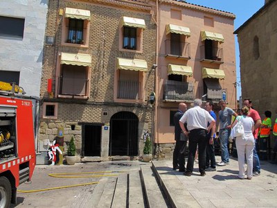 Foto 2. L'incendi ha obligat a desallotjar els veïns dels edificis contigus i les persones que hi havia en un restaurant del costat.