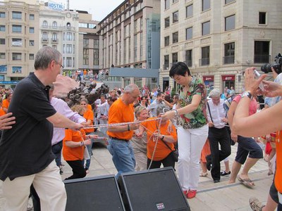 Foto 2. Camps, amb el regidor Castilla, ha ajudat a posar l'escultura "Entre Tots" al mig de la plaça.