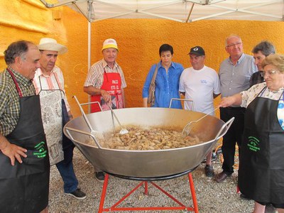 Foto 2. L'alcaldessa accidental ha saludat els participats en el IX Concurs de Cassoles de Tros de la partida.