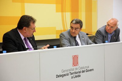 Fotografia de l'acte, amb el Conseller Cleries i l'alcalde de Lleida, Àngel Ros.