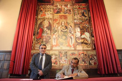 L'alcalde Àngel Ros, amb l'alcalde de Tetouan, Mohamed Idaomar, que ha signat en el llibre d'honor de l'Ajuntament en representació de tots els alcal….