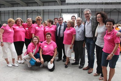 L'alcalde i els regidors Maria Rosa Ball i Fèlix Larrosa, amb membres de la vocalia de dones de Magraners..