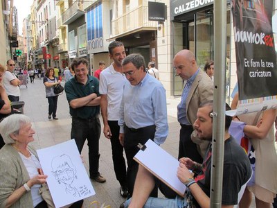 Foto 3. L'alcalde ha saludat els caricaturistes que avui s'han instal·lat a l'Eix.