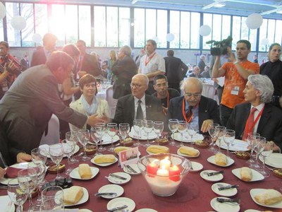 Àngel Ros, saludant el Premi Nobel d'Economia.