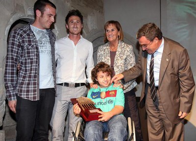 Foto 2. Ros ha lliurat el premi al projecte d'integració social, que ha donat lloc a la realització del programa de TV "Soufian, el nen que volia vol….