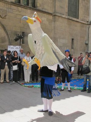 Foto 3. L'Àliga de la ciutat ha fet el Ball de Respecte a la plaça de la Paeria.