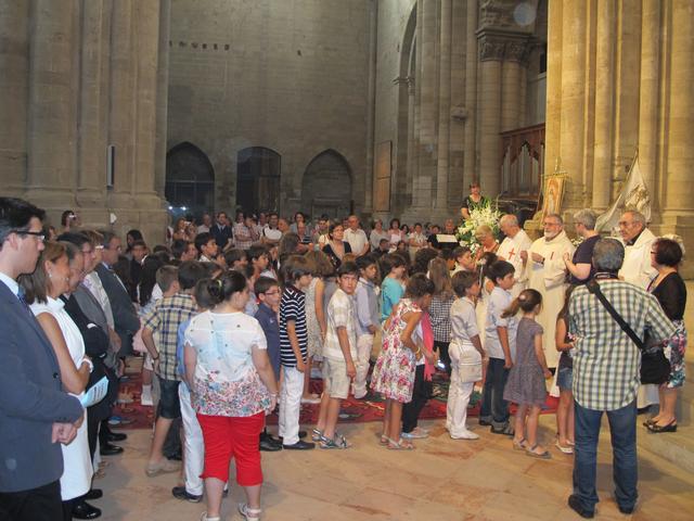 Foto 4. Els nens i les nenes que enguany ha rebut la primera comunió també han assistit a aquesta Missa de Corpus