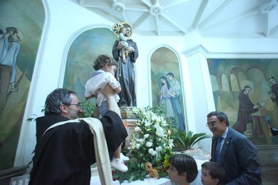 Els nens i nenes del barri han protagonitzat l'ofrena floral al SAnt..