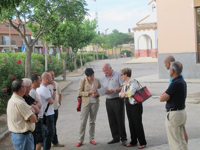 Els regidors del govern municipal han passejat pels carrers del barri per copsar les inquietuds del veïnat.