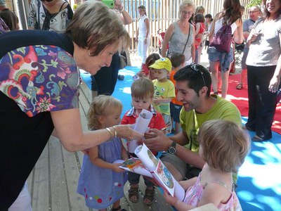 Foto 3. Arderiu ha fet entrega dels records als infants que han assistit a l'acte de cloenda.