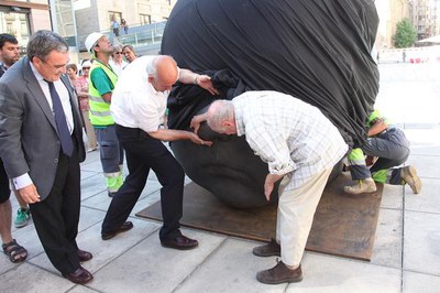 Foto 2. L'alcalde, observant com l'artista supervisava la col·locació de l'escultura.