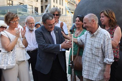 Foto 4. L'artista ha agraït a l'alcalde i la ciutat les facilitats que li han donat per exposar-hi la seva obra.