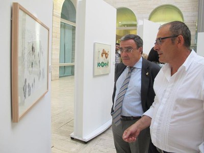 Foto 3. Ros, amb Jaume Arnó, veient les obres de l'exposició instal·lada a la Biblioteca Pública de Lleida.