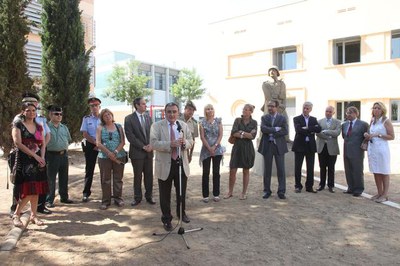 Fotografia de l'acte, amb l'escultura al fons.