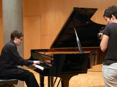 Joan Ramon Salamó, alumne del Conservatori que participa al concurs, ha interpretat El Pelele, de Granados, en la roda de premsa..