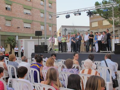 Foto 2. Ros ha desitjat una bona festa major als veïns i veïnes del barri.