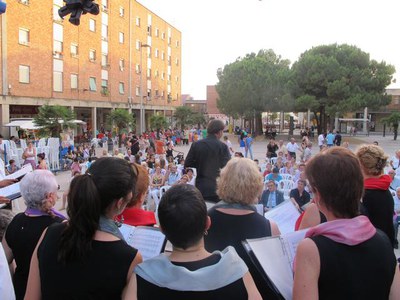 Foto 3. El paer en cap, al concert de la coral del barri.