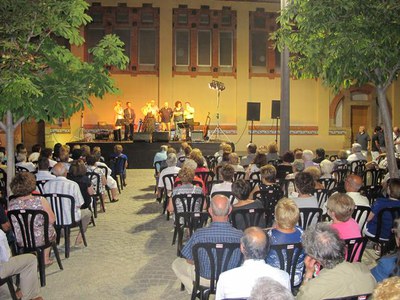Foto 2. La regidora ha explicat que aquest barri, que és on resideix, té la particularitat de ser el camí de pas entre la Seu Vella i els Templers.