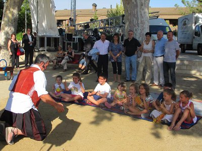 Foto 2. L'estrena de la plaça també ha inclòs un conta contes per als més petits.