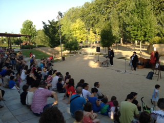 Foto 2. Unes 250 persones han participat en la primera actuació, a l'amfiteatre dels Camps Elisis.
