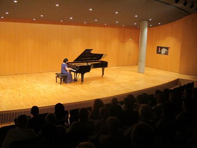 Foto 2. La reconeguda intèrpret japonesa, a la sala 2 de l’Auditori Enric Granados.