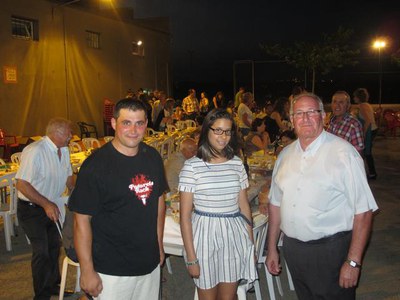 Foto 2. El regidor, amb el president de l'AV, Sergi Petanàs, i la pubilla Laia Salinas.