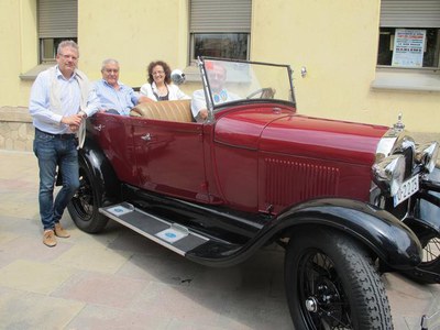 Foto 2. Els cotxes històrics han fet un recorregut pel barri. Ball l'ha fet amb un Ford A.