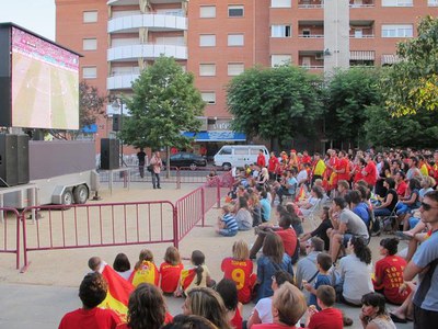 Foto 2. El civisme ha estat la nota dominant en el seguiment del partit amb la pantalla instal•lada per la Paeria.