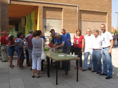 Foto 2. Castillo i Alonso, amb Bea Obis i Paco Cerdà, han assistit a la sardinada.
