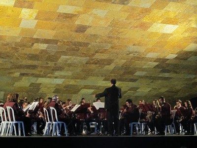 Foto 2. La plaça de la Llotja acull tots els divendres i dissabtes de juliol diferents actuacions.