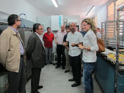 Foto 2. L'alcalde, amb diversos regidors de la Paeria, s'ha interessat pels serveis que ofereix el nou establiment.