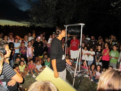 Foto 3. La darrera activitat ha començat quan s’ha fet fosc i ha consistit en revisar els mètodes de captura científica de ratpenats.