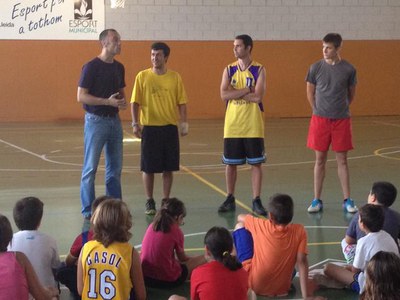 Foto 2. El regidor ha assistit al lliurament de diplomes del 1r torn de les estades, al pavelló de Cappont.