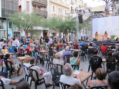 Foto 2. El cinema solidari torna a sortir al carrer en la que ja és 7a edició de Cinemón.