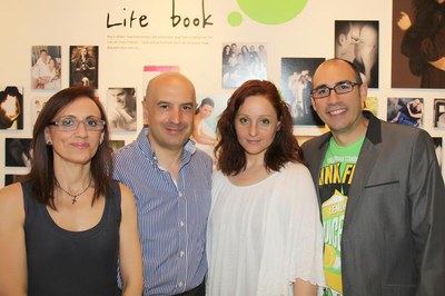 Foto 2. El tinent d'alcalde, amb Massot, al nou estudi del fotògraf.