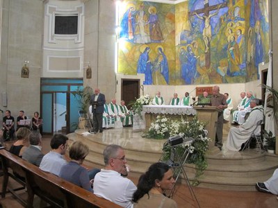 Foto 2. Els paers, a l'eucaristia oficiada pel bisbe Piris a l'església del Carme.