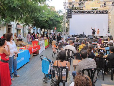 Foto 2. Ball ha assistit a l'espectacle de màgia de Mags del Món i a l'actuació musical de Carol Blavia.