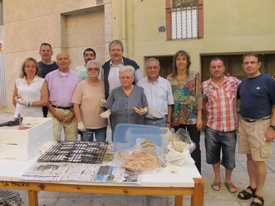 Foto 2. Els veïns del barri, preparant la sardinada.