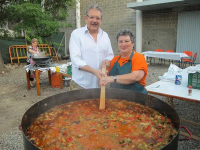 Foto 2. Larrosa, amb Mari Carmen Guerrero, preparant la "catxipanda" per als 300 assistents al sopar.