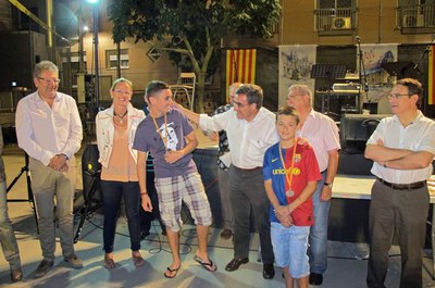 Foto 2. Ros, saludant dos dels joves que han competit al campionat de futbol sala.