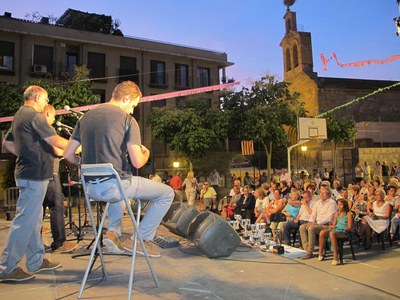 Foto 4. Diversos regidors, al recital d'havaneres, amb el grup Boira.