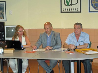 Foto 2. Durant l'acte, s'ha presentat a les ermpeses i els comerços en què consistèix aquesta resolució de conflictes.