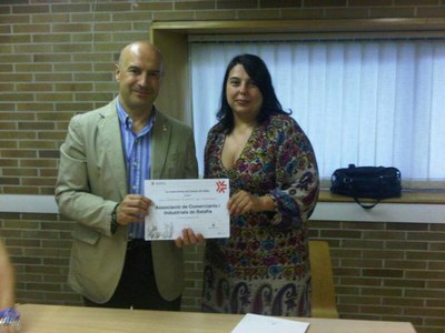 Foto 3. El tinent d'alcalde amb Meritxell Montagut, a la signatura de Balàfia.