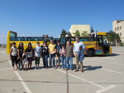 Imatge 2. Fèlix Larrosa acompanyat d'alguns integrants del grup del facebook "On es troba?".