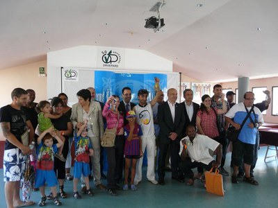 Posteriorment, s'han lliurat les claus als 13 adjudicataris dels habitatges de lloguer d'aquesta promoció.