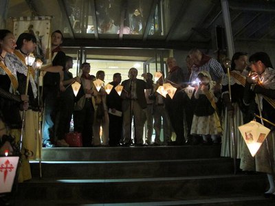 Al Pati de les Comèdies ha tingut lloc el ball de gegants i bastoners i la pregària a l’apòstol pelegrí.