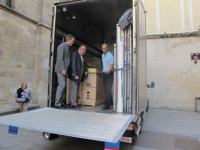 L'alcalde, saludant els tècnics de l'MNAC encarregats del muntatge del Retaule