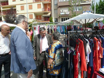 L'alcalde i els regidors conversen amb alguns compradors.